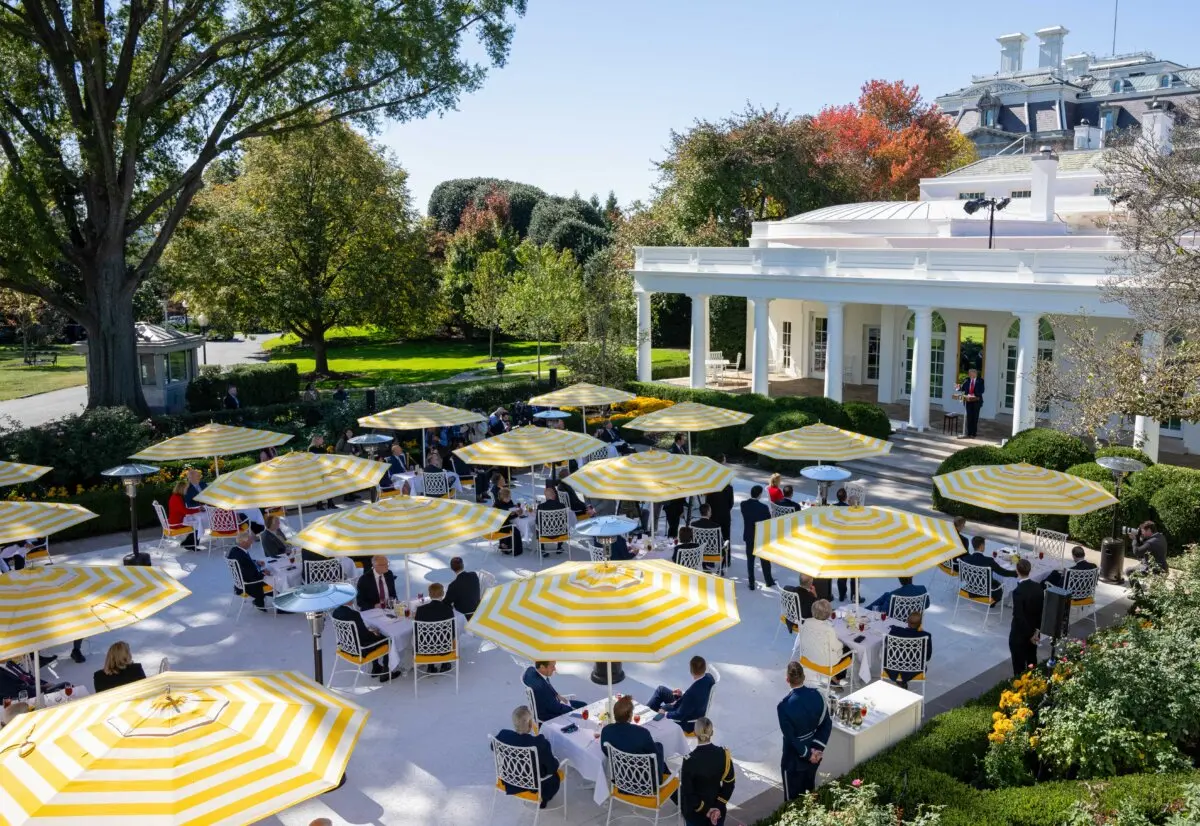 <em>El presidente Donald Trump habla en un almuerzo del "Rose Garden Club" en el jardín de rosas de la Casa Blanca en Washington, el 21 de octubre de 2025. (Andrew Caballero-Reynolds/AFP vía Getty Images)</em>