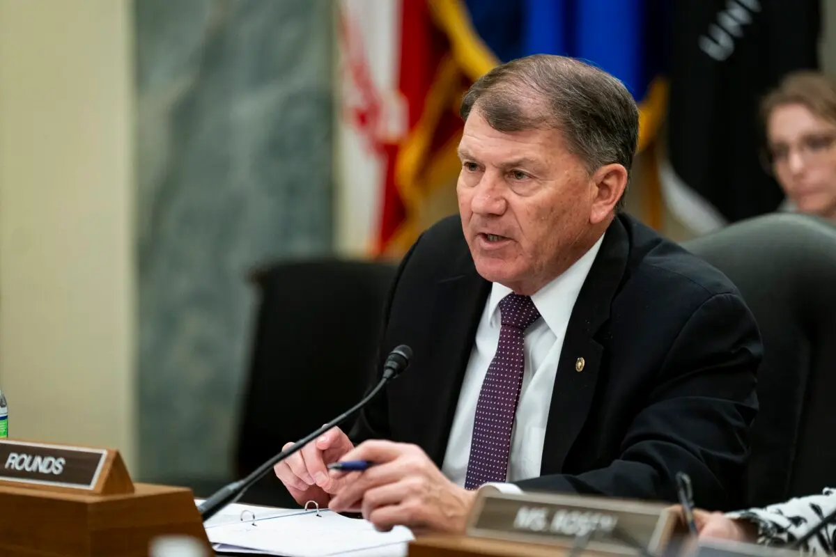 <em>El senador Mike Rounds (R-S.D.), presidente del Subcomité de Ciberseguridad de las Fuerzas Armadas del Senado, en una audiencia en el Capitolio el 25 de marzo de 2025. (Al Drago/Getty Images)</em>