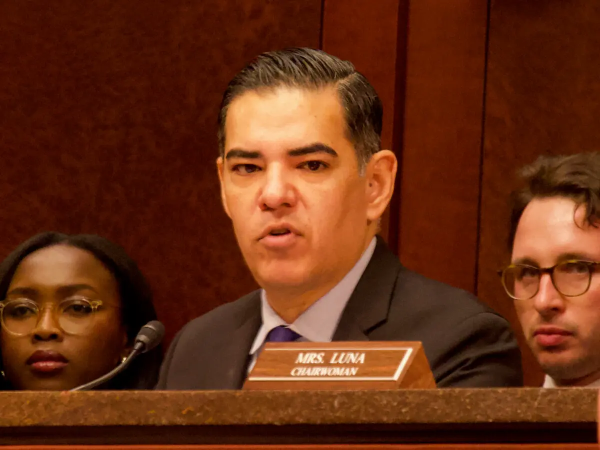 El representante Robert García (D-Calif.) en el Capitolio en Washington el 1 de abril de 2025. (Travis Gillmore/The Epoch Times).