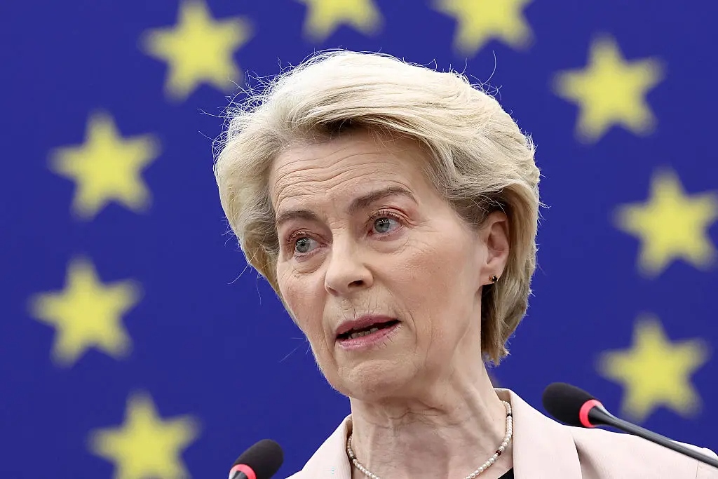 La presidenta de la Comisión Europea, Ursula von der Leyen, habla durante una sesión plenaria en el Parlamento Europeo en Estrasburgo, Francia, el 1 de abril de 2025. (Frederick Florin/AFP vía Getty Images)