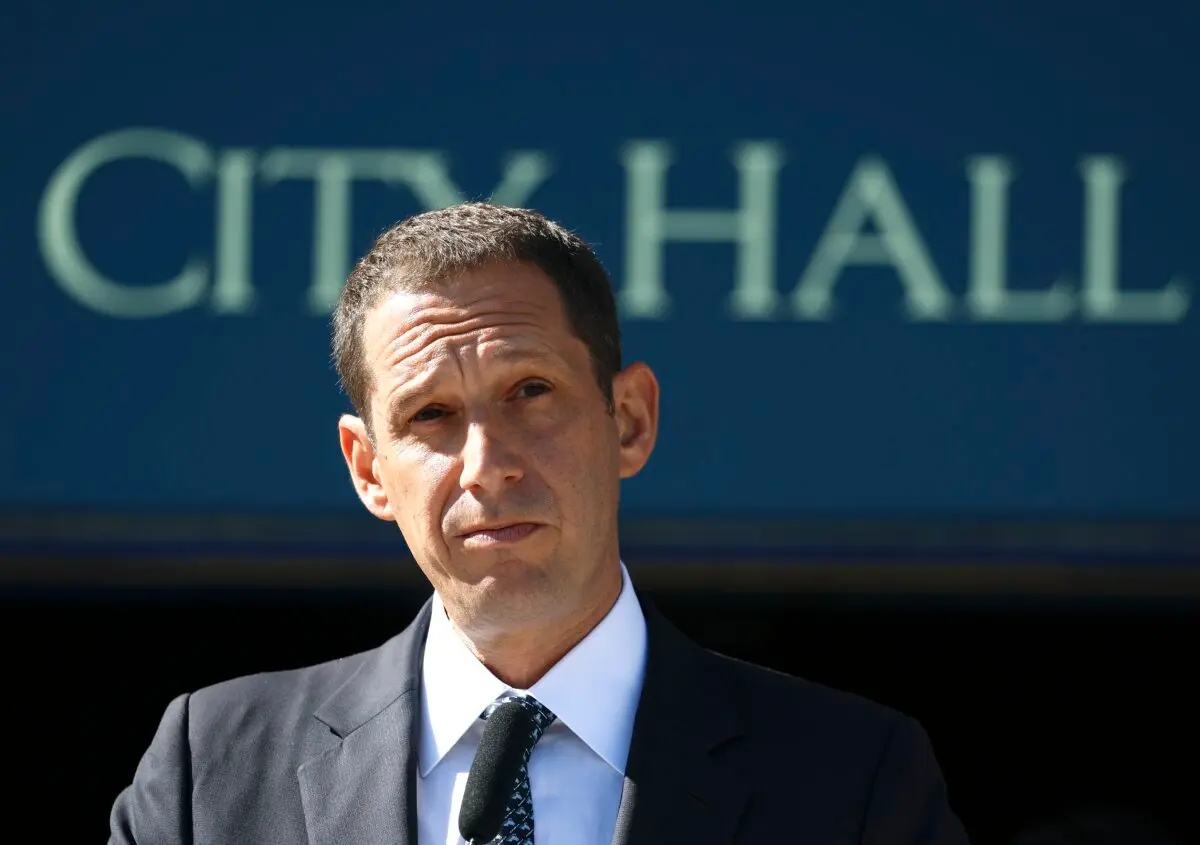 El alcalde de San Francisco, Daniel Lurie, habla durante una manifestación del Mes de Concientización sobre la Violencia Doméstica en San Francisco, California, el 21 de octubre de 2025. (Justin Sullivan/Getty Images)
