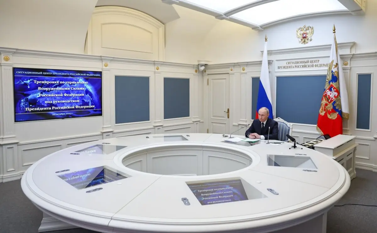<em>El presidente ruso, Vladimir Putin, inspecciona un ejercicio militar de las fuerzas nucleares del país en tierra, mar y aire para probar su preparación y estructura de mando, a través de un enlace de video desde Moscú, el 22 de octubre de 2025. (Cortesía del Kremlin)</em>