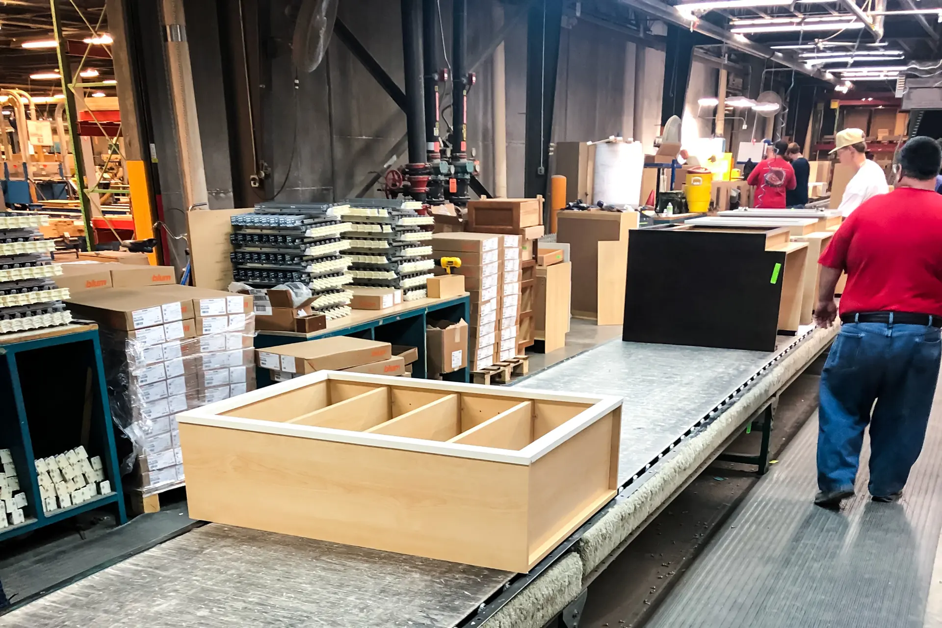 La cadena de montaje en la sede central de Wellborn Cabinet en Ashland, Alabama, en 2024. La avalancha de importaciones redujo la demanda de armarios fabricados en Estados Unidos, lo que obligó a la empresa a congelar la contratación. (Cortesía de Wellborn Cabinet).