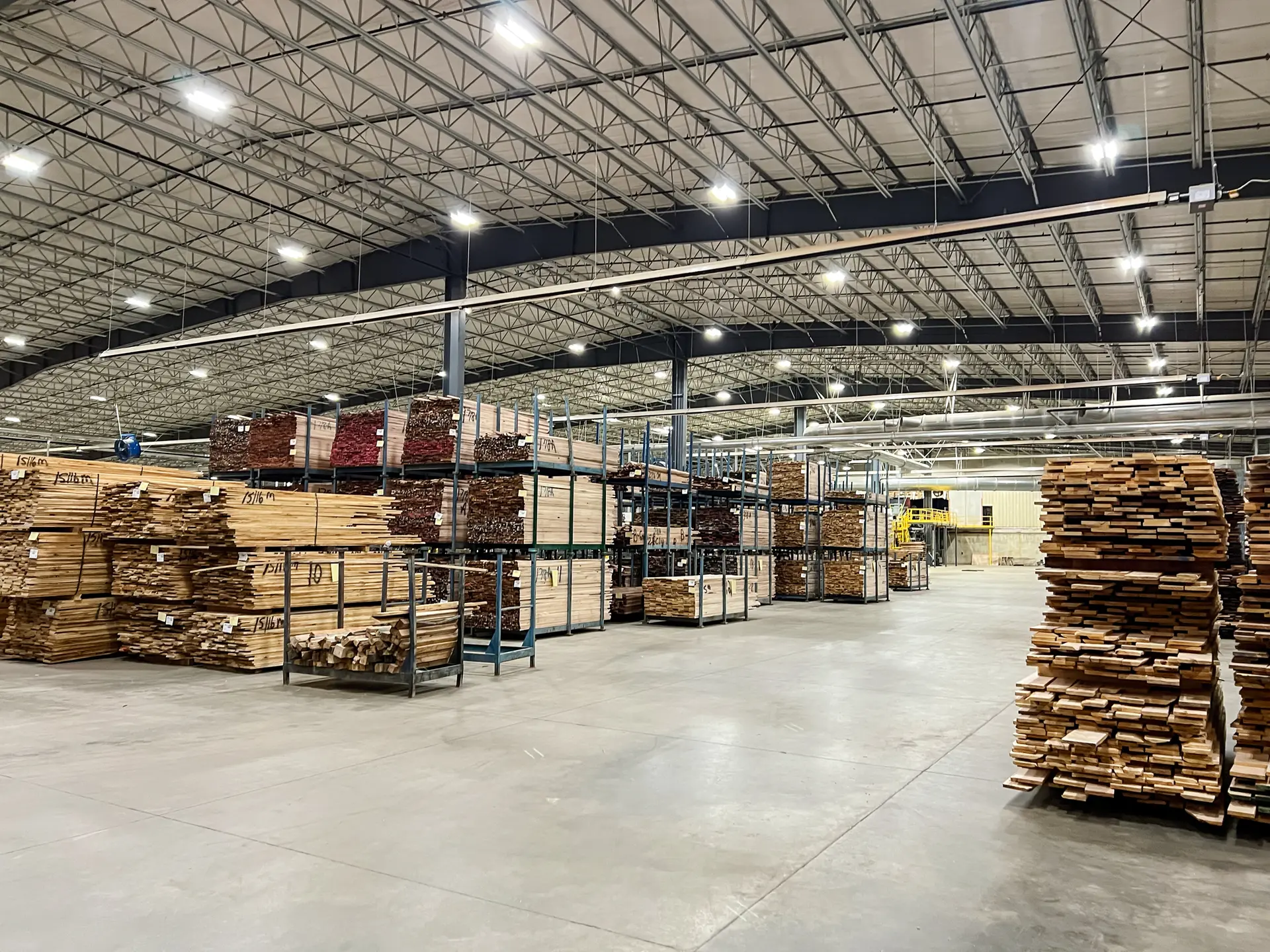 El interior de la sede central de Wellborn Cabinet en Ashland, Alabama, en 2024. La plantilla de la empresa se redujo de 2000 a 1200 empleados entre 2007 y 2020, lo que supone una disminución del 40 % y ahora una gran inversión en una planta cerca de Ashland supone un reto importante. (Cortesía de Wellborn Cabinet)