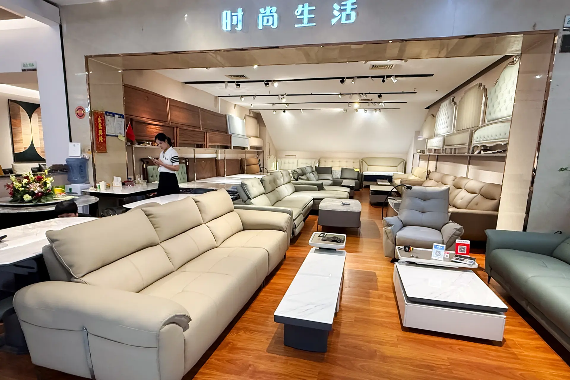 Sofás y mesas expuestos en un centro comercial de muebles en la ciudad de Lecong, provincia de Guangdong, China, el 26 de septiembre de 2025. China y los países del sudeste asiático representan en conjunto más de la mitad de todas las importaciones de armarios de cocina de Estados Unidos, según los datos de importación de la Comisión de Comercio Internacional de Estados Unidos. (David Kirton/Reuters).
