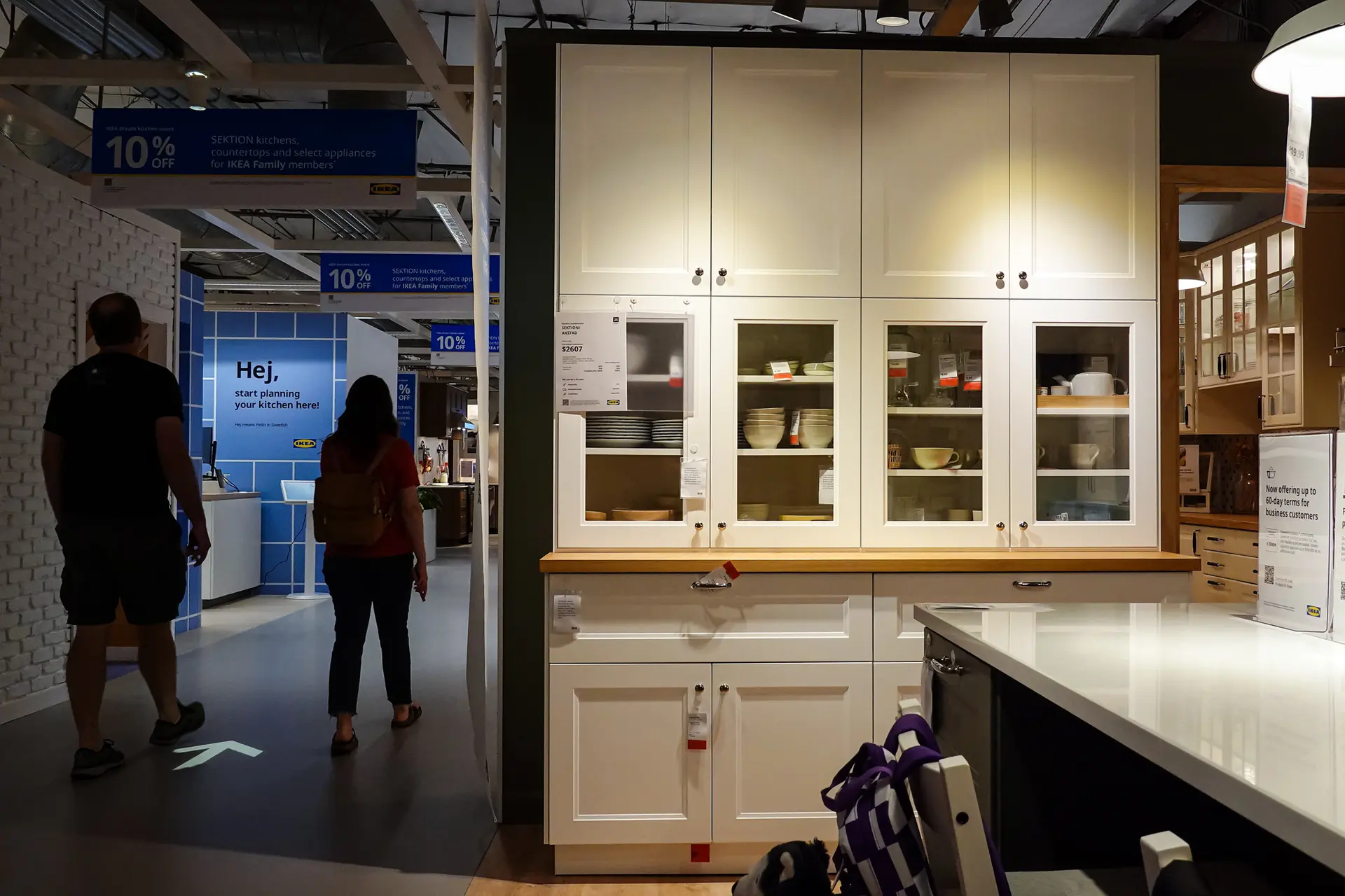 Armarios de cocina expuestos en una tienda IKEA en Emeryville, California, el 26 de septiembre de 2025. Los aranceles del 25 % impuestos por el presidente Donald Trump sobre los armarios de cocina y los tocadores importados entraron en vigor el 14 de octubre. (Justin Sullivan/Getty Images).