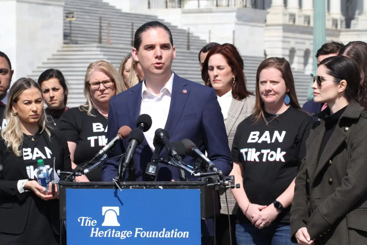 El activista conservador Robby Starbuck habla con periodistas en el Capitolio de Washington el 23 de marzo de 2023. (Richard Moore/The Epoch Times)