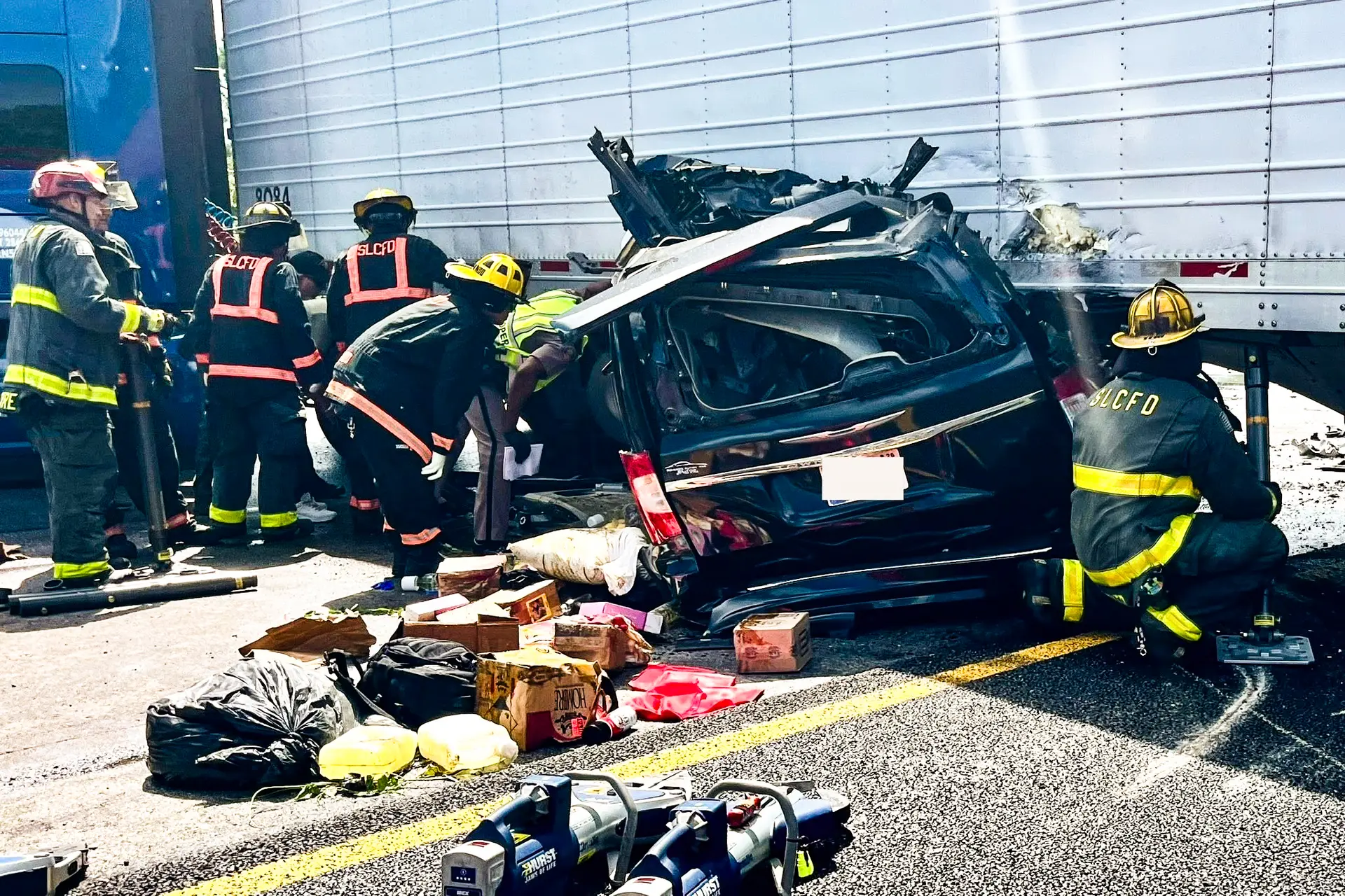 Escena de un accidente entre un camión y una minivan en la autopista Florida's Turnpike, en el condado de St. Lucie, Florida, el 12 de agosto de 2025. (Oficina del sheriff del condado de St. Lucie).
