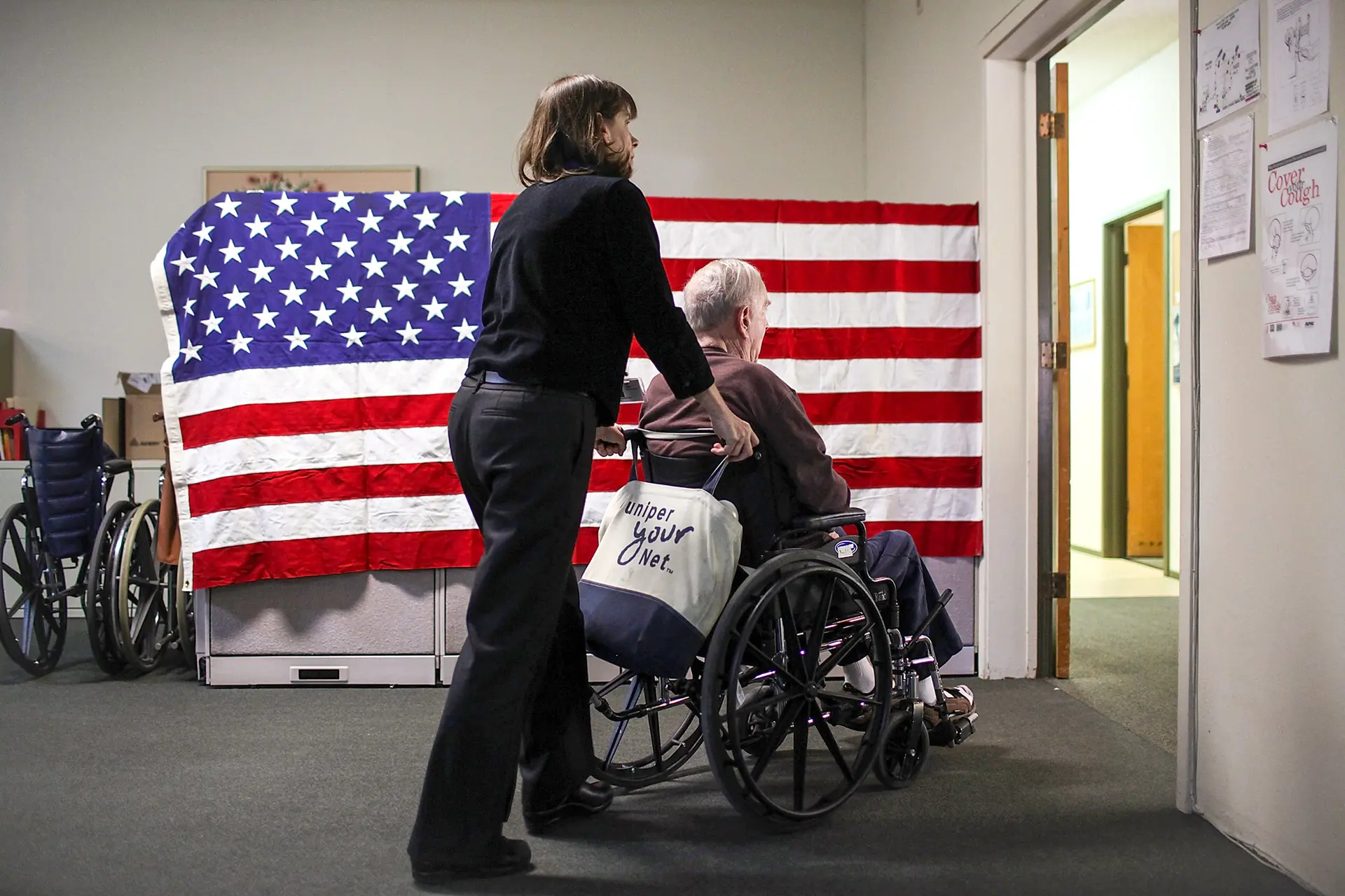 Una mujer empuja a Fred Lear en silla de ruedas después de que tuviera una sesión de fisioterapia en el LifeLong Medical Marin Adult Day Health Care Center en Novato, California, el 10 de febrero de 2011. (Justin Sullivan/Getty Images)
