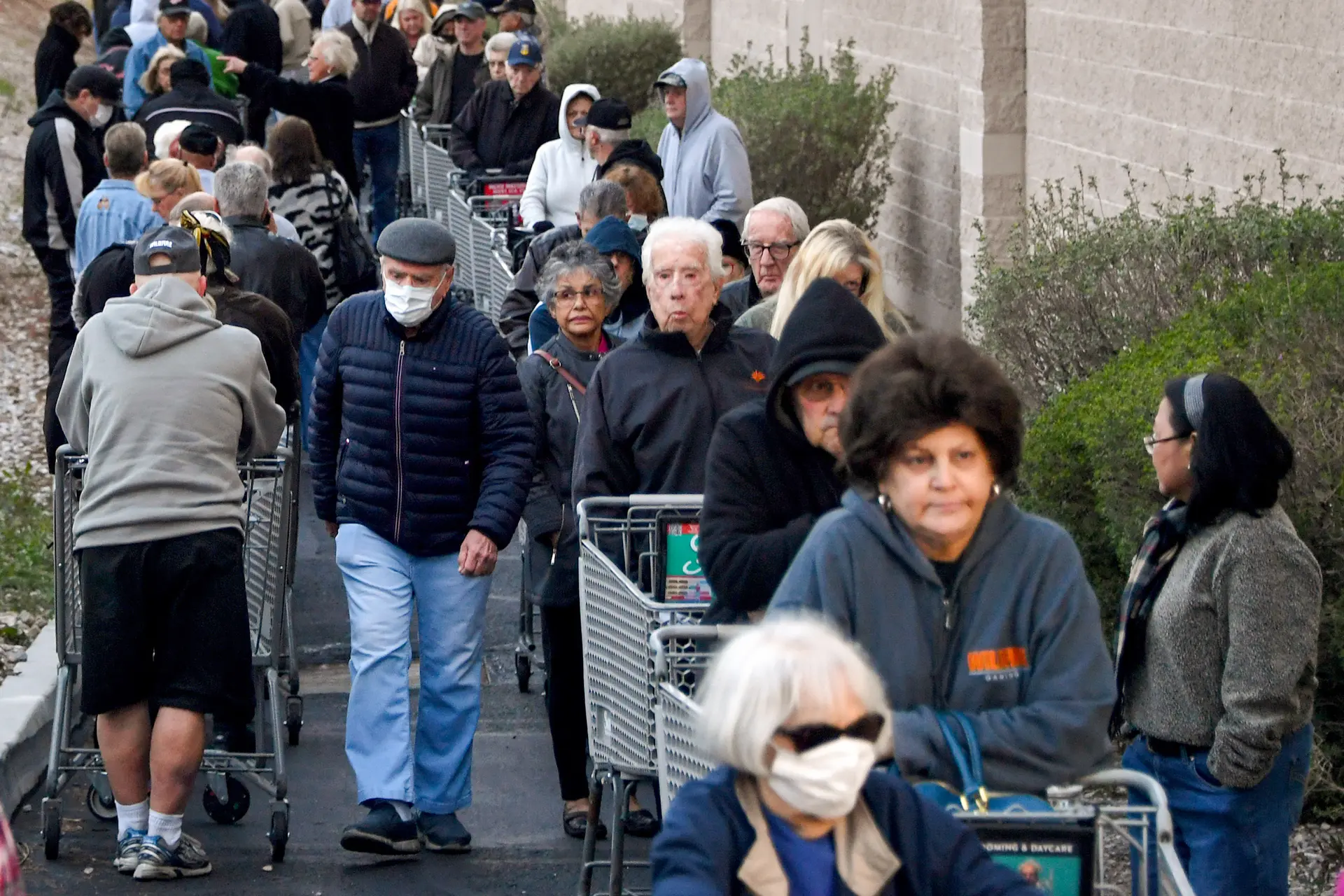 Personas mayores hacen fila para la apertura de una tienda en Las Vegas el 20 de marzo de 2020. Se estima que el número de adultos estadounidenses mayores de 55 años ronda los 103 millones, según el Banco de la Reserva Federal de San Luis. (Ethan Miller/Getty Images)