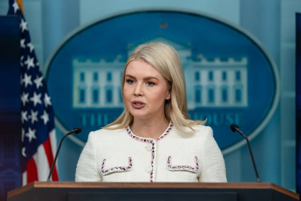La secretaria de prensa de la Casa Blanca, Karoline Leavitt, habla durante una rueda de prensa en la Casa Blanca el 23 de octubre de 2025. (Madalina Kilroy/The Epoch Times)