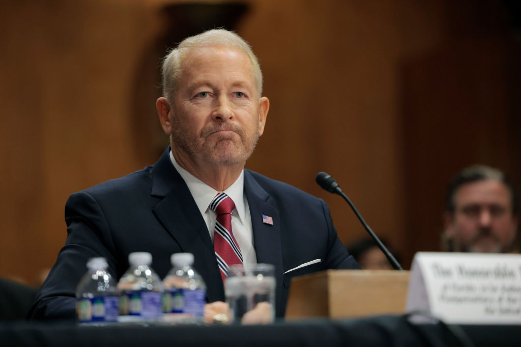 <em>Ronald Johnson, embajador de Estados Unidos en México, habla durante una audiencia de nominación del Comité de Relaciones Exteriores del Senado en el edificio Dirksen del Senado el 13 de marzo de 2025 en Washington, D.C. (Moneymaker/Getty Images)</em>