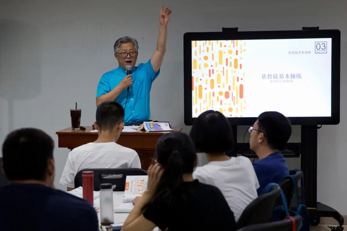 <em>El pastor Jin Minri dirige una clase sobre los fundamentos de las creencias cristianas en la Iglesia Sión en Beijing, China, en esta foto tomada el 4 de agosto de 2018. (Ng Han Guan/Foto AP)</em>