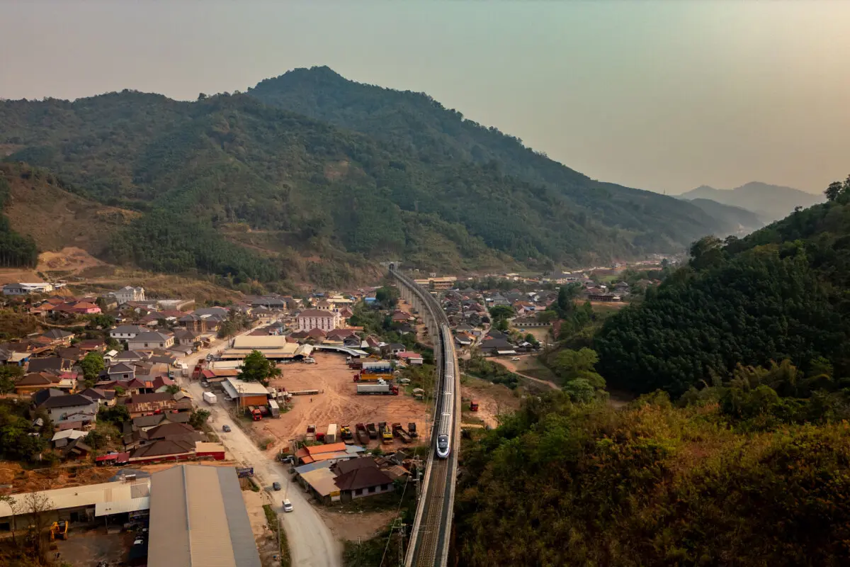 <em>Un tren del ferrocarril de alta velocidad China-Laos, un proyecto clave de la Iniciativa del Cinturón y la Ruta de China que conecta Kunming (China) con Vientián (Laos), llega a la Zona Económica Especial de Boten, en Boten, Laos, el 10 de abril de 2024. (Lauren DeCicca/Getty Images)</em>