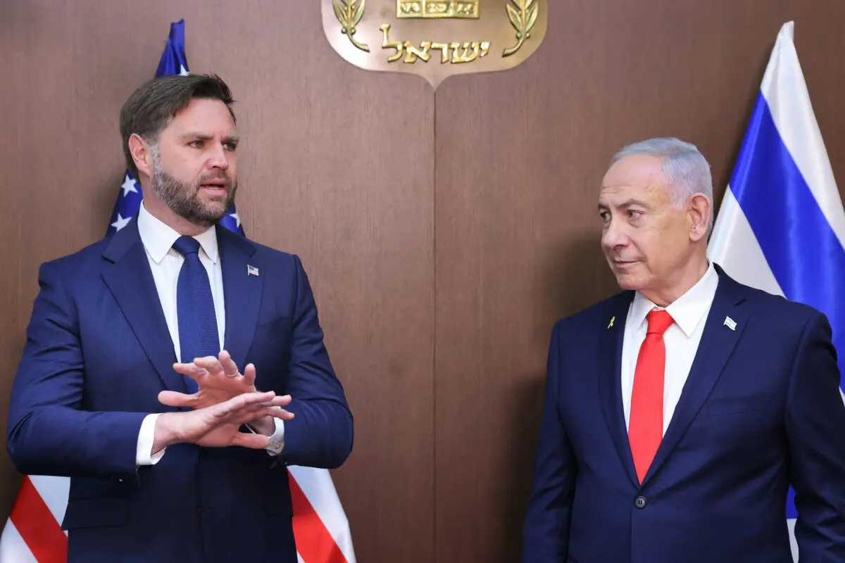 <em>El vicepresidente estadounidense, J.D. Vance (izq.), se reúne con el primer ministro israelí, Benjamín Netanyahu, en la oficina del primer ministro en Jerusalén, el 22 de octubre de 2025. (Marc Israel Sellem/Jerusalem Post vía AP)</em>