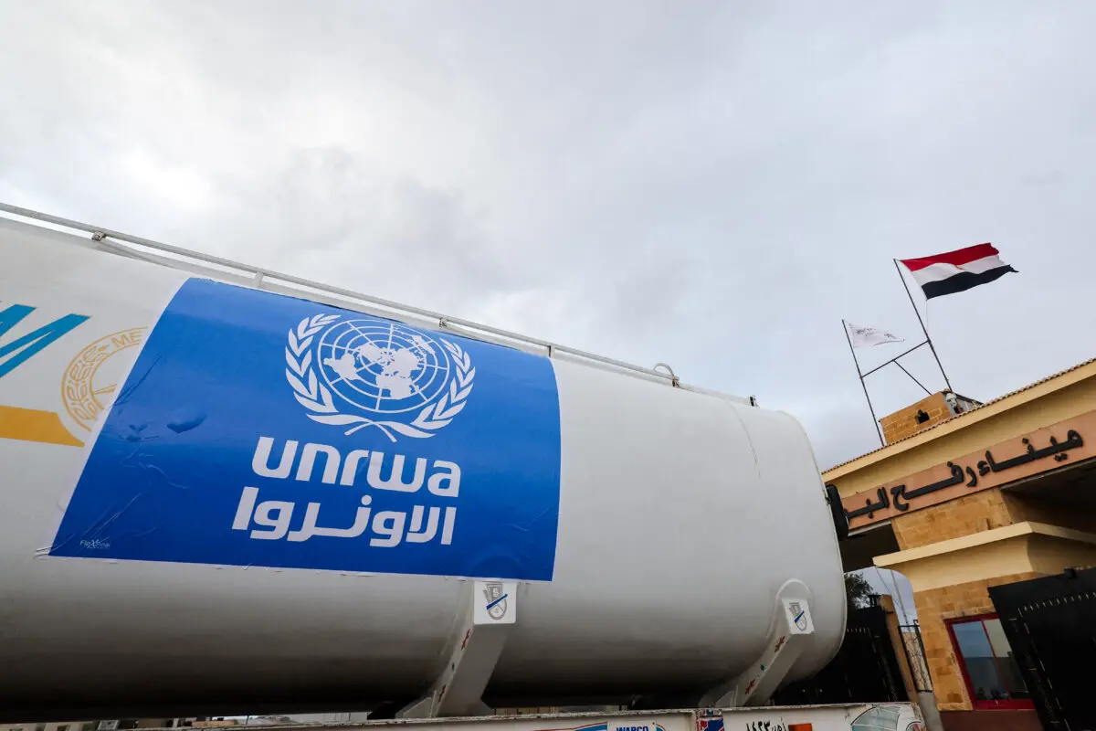 <em>Un camión, marcado con el logotipo de la Agencia de Naciones Unidas para los Refugiados de Palestina en el Cercano Oriente (UNRWA), cruza a Egipto desde Gaza, en el cruce fronterizo de Rafah, entre Egipto y la Franja de Gaza, durante una tregua temporal entre Hamás e Israel, en Rafah, Egipto, el 27 de noviembre de 2023. (Amr AbdalLah Dalsh/Reuters)</em>