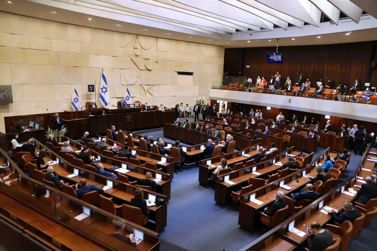 <em>Legisladores israelíes asisten a la ceremonia de juramentación del 24.o gobierno de Israel, en la Knesset, o parlamento, en Jerusalén, Israel, el 6 de abril de 2021. (Alex Kolomoisky/Pool vía AP)</em>