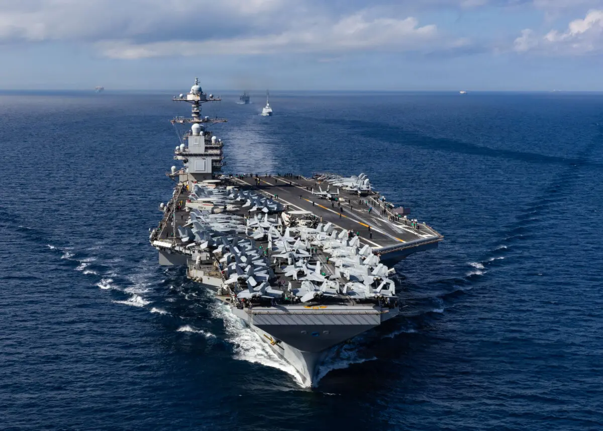 El portaaviones más grande del mundo, el USS Gerald R. Ford (CVN 78), en el estrecho de Gibraltar el 1 de octubre de 2025. (Marinera aprendiz Alyssa Joy/Marina de los Estados Unidos)
