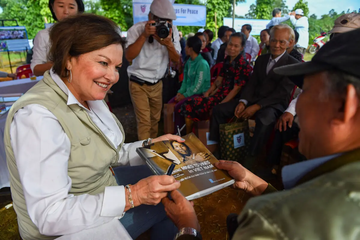 Heidi Kühn, fundadora de Roots of Peace, presenta un libro sobre agricultores que fueron víctimas de minas terrestres el 6 de enero de 2020. (Nhac Nguyen/AFP vía Getty Images)