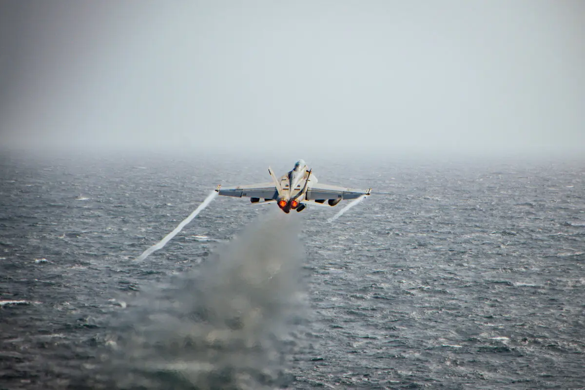 Un F/A-18F Super Hornet, asignado al Escuadrón de Cazas de Ataque (VFA) 22, despega desde la cubierta de vuelo del portaaviones de clase Nimitz USS Nimitz (CVN 68) durante las operaciones de vuelo en el área de responsabilidad del Comando Central de los EE. UU. el 26 de agosto de 2025. (Foto oficial de la Marina de los EE. UU.)