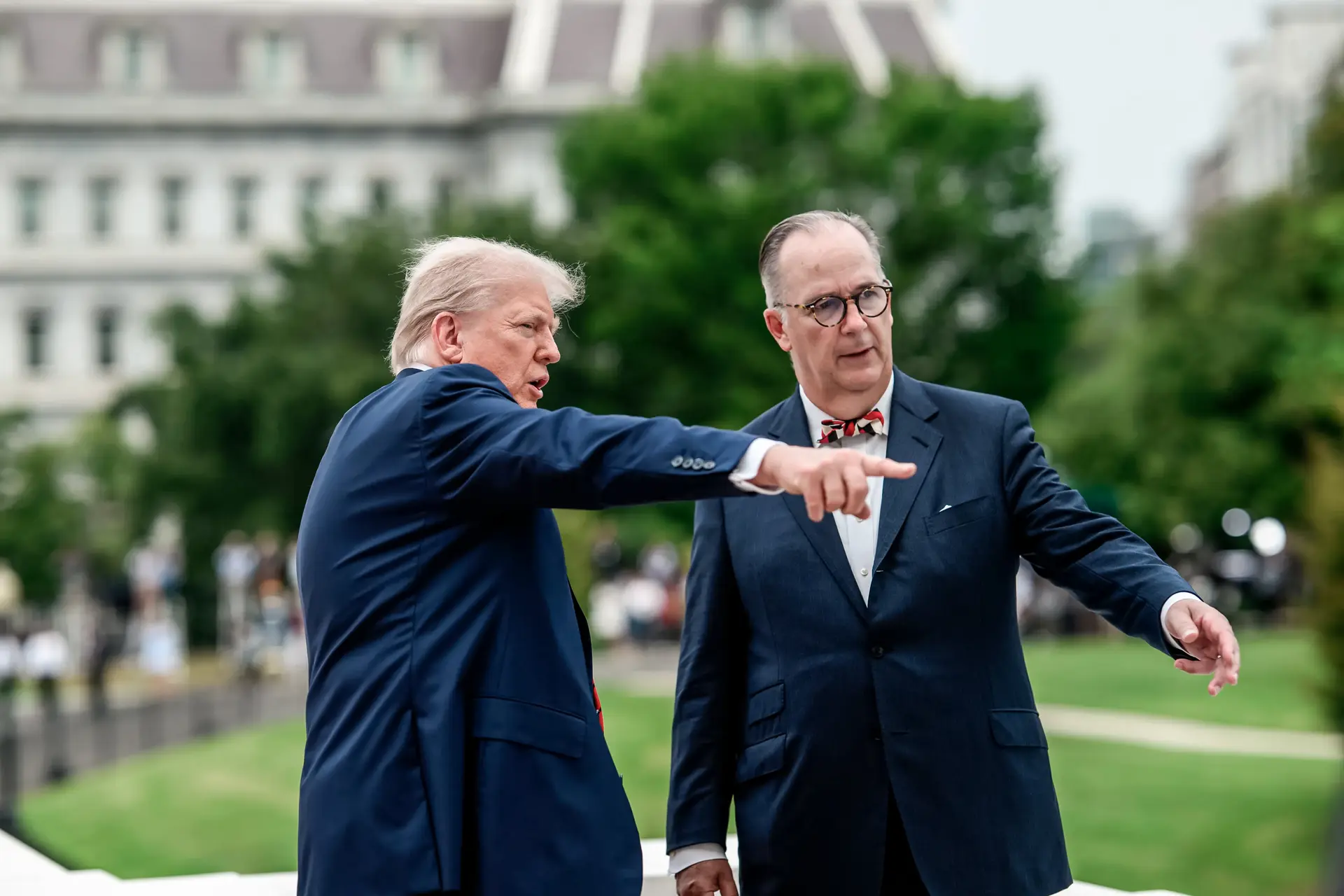 <em>El presidente Donald Trump habla con el arquitecto James McCrery en la azotea de la Casa Blanca el 5 de agosto de 2025. Trump designó a McCrery, especialista en diseño clásico, para dirigir el proyecto del nuevo salón de baile. (La Casa Blanca).</em>