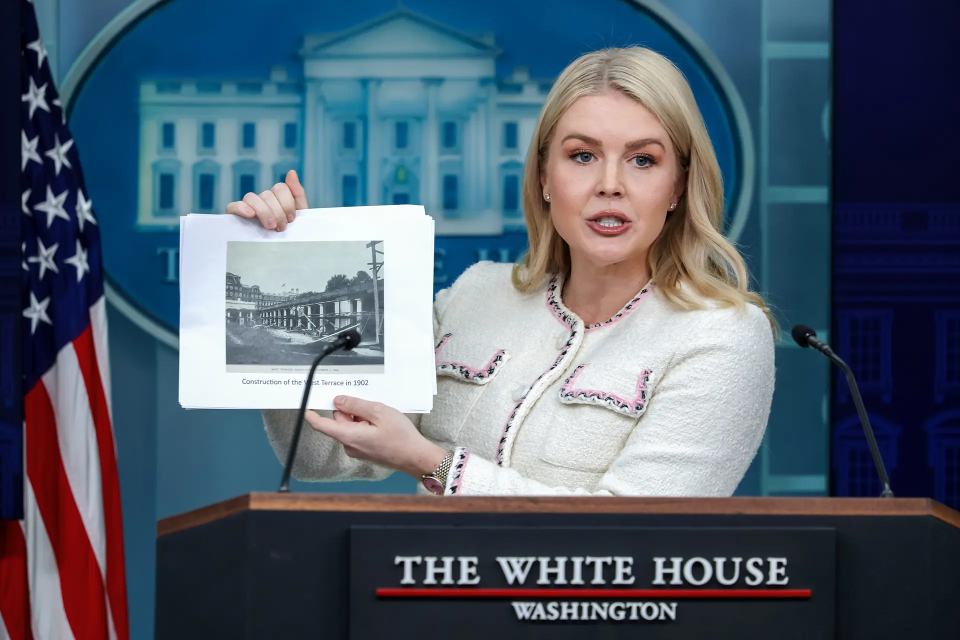 La secretaria de prensa de la Casa Blanca, Karoline Leavitt, sostiene una fotografía de una renovación anterior de la Casa Blanca durante una rueda de prensa en la Casa Blanca el 23 de octubre de 2025. (Alex Wong/Getty Images)