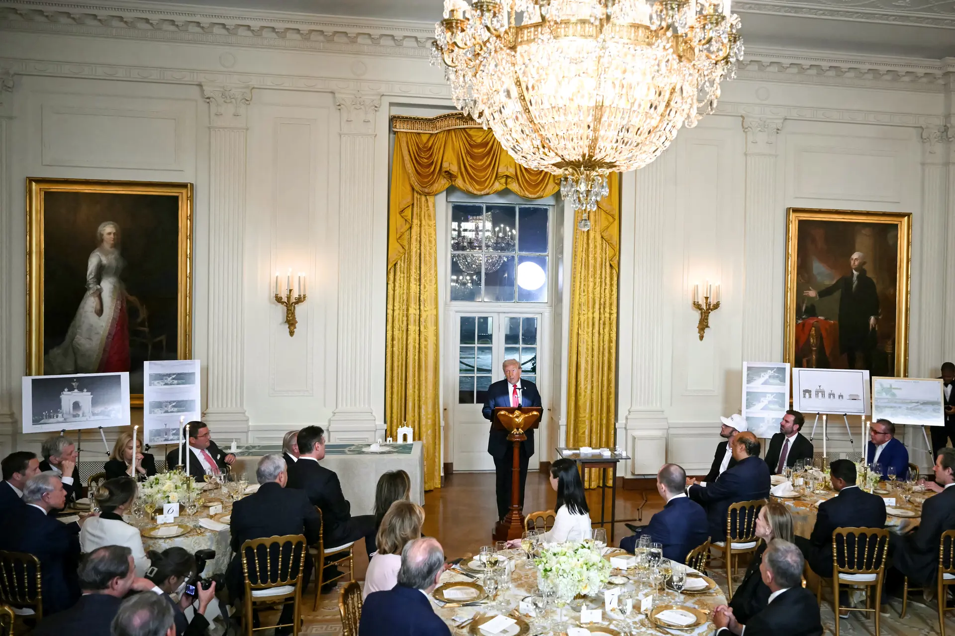 <em>El presidente Donald Trump habla durante una cena con donantes del salón de baile en el Salón Este de la Casa Blanca el 15 de octubre de 2025. Trump y donantes privados financiarán la factura de 300 millones de dólares del nuevo edificio. (Andrew Caballero/AFP vía Getty Images)</em>