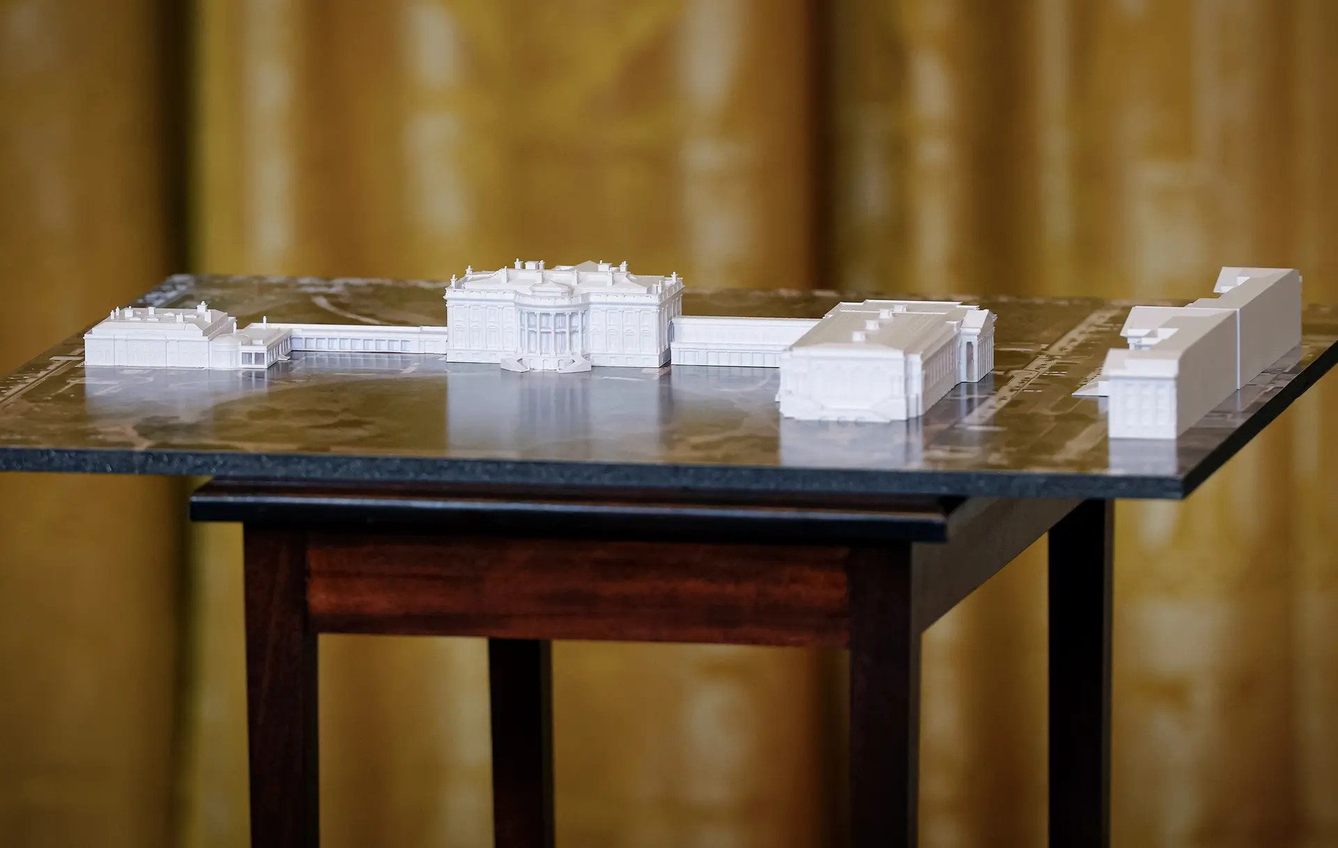 Una maqueta de la Casa Blanca y el salón de baile propuesto (derecha) se exhibe durante una cena benéfica con el presidente Donald Trump en el Salón Este de la Casa Blanca el 15 de octubre de 2025. La renovación marca uno de los proyectos más grandes de la mansión ejecutiva en más de un siglo y se espera que concluya antes del final del mandato de Trump. (Kevin Dietsch/Getty Images)