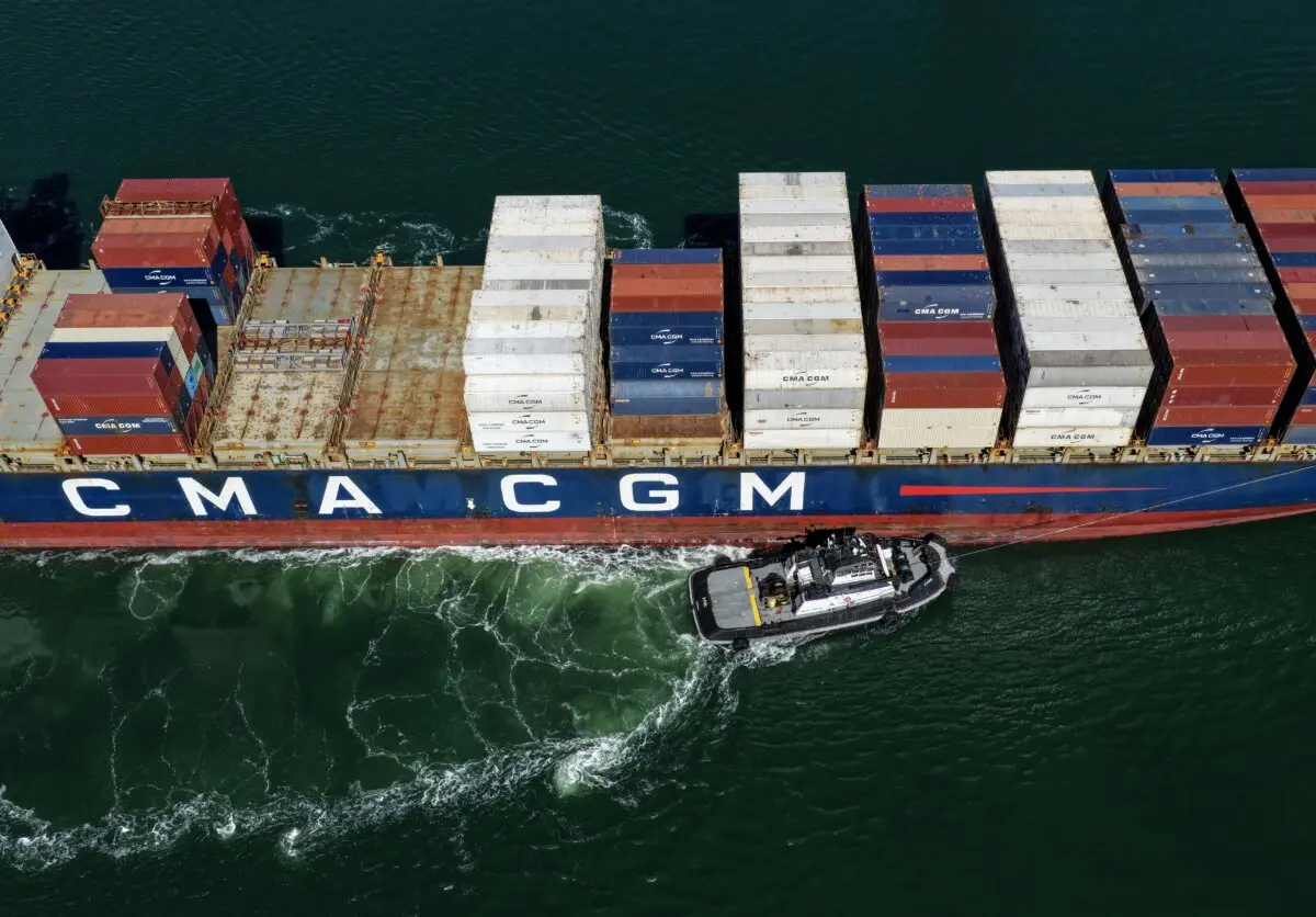 <em>Un barco portacontenedores es asistido por un remolcador a su llegada al puerto de Oakland el 10 de octubre de 2025. (Justin Sullivan/Getty Images)</em>