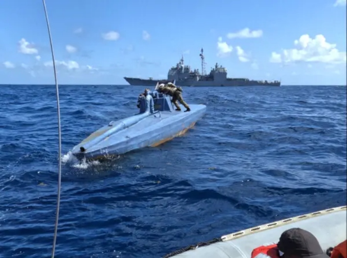 Miembros de la Guardia Costera desplegados en el USS Leyte Gulf de la Marina de Estados Unidos suben a bordo de un buque semisumergible autopropulsado y confiscan 2370 kilogramos de cocaína a unas 150 millas de la costa de Guyana, el 22 de marzo de 2024. (Guardia Costera de los Estados Unidos)