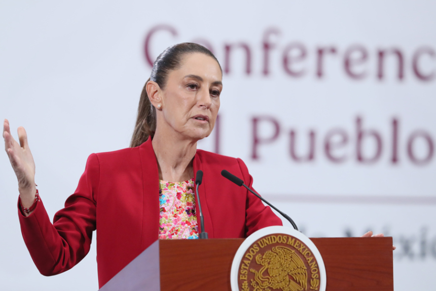 La presidenta de México, Claudia Sheinbaum, habla durante una rueda de prensa este lunes, en el Palacio Nacional de Ciudad de México. (EFE/ Mario Guzmán)