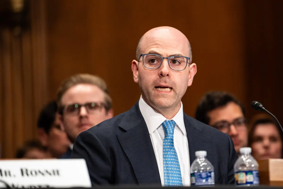 <em>Stephen Miran, candidato a la Junta de Gobernadores de la Reserva Federal, testifica ante el Comité de Banca, Vivienda y Asuntos Urbanos en el Capitolio de Washington el 4 de septiembre de 2025. (Madalina Kilroy/The Epoch Times)</em>