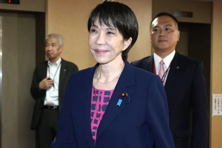 Sanae Takaichi, la recién elegida líder del Partido Liberal Democrático, en el poder en Japón, abandona la sede del partido en Tokio, el 10 de octubre de 2025. (Keisuke Hosojima/Kyodo News vía AP)