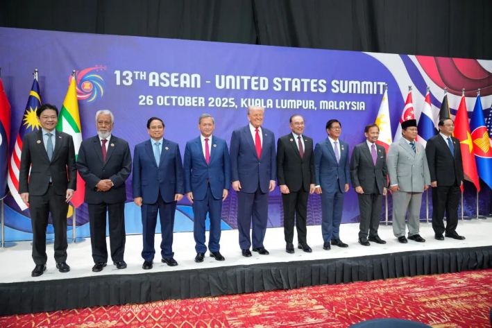El presidente de Estados Unidos, Donald Trump (centro izq.), posa con otros líderes durante la Cumbre de la Asociación de Naciones del Sudeste Asiático en Kuala Lumpur, Malasia, el 26 de octubre de 2025. (AP Photo/Vincent Thian, Pool)