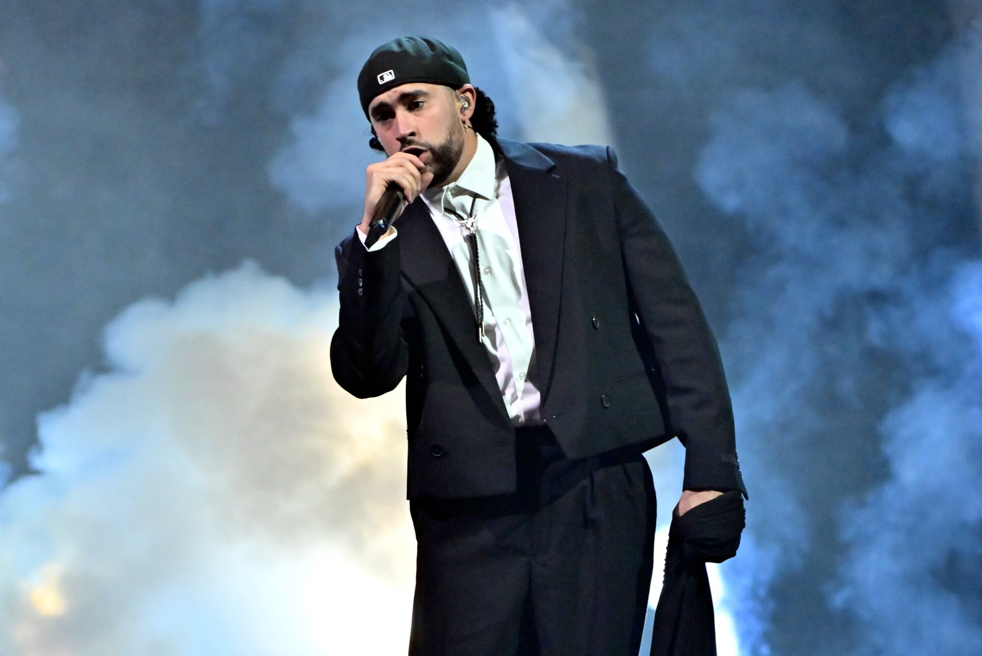 Bad Bunny actúa durante una parada de la gira Most Wanted Tour en el T-Mobile Arena de Las Vegas el 23 de febrero de 2024. (David Becker/Getty Images).