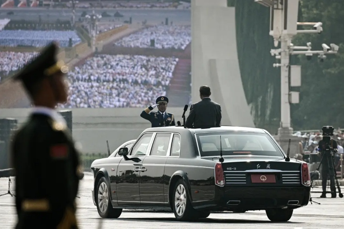 El líder chino Xi Jinping (derecha) recibe un saludo militar antes de inspeccionar las tropas durante un desfile militar que conmemora el 80.º aniversario de la victoria sobre Japón y el fin de la Segunda Guerra Mundial, en la plaza de Tiananmen de Beijing, el 3 de septiembre de 2025. (Greg Baker/AFP a través de Getty Images)