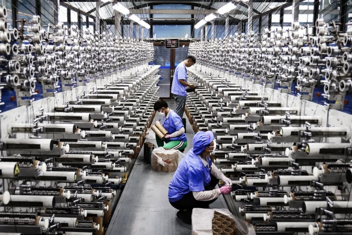 Empleados trabajando en una línea de producción de fibra de carbono en Lianyungang, provincia de Jiangsu, China, el 31 de julio de 2025. Uno de los objetivos clave del Partido Comunista Chino es lograr la autosuficiencia tecnológica. (STR/AFP a través de Getty Images)