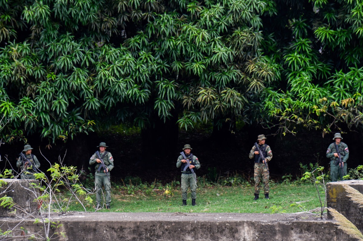 Patrullas militares venezolanas alrededor del Puente Internacional Simón Bolívar en la frontera entre Colombia y Venezuela, visto desde Villa del Rosario, Colombia, el 16 de octubre de 2025. (Schneyder Mendoza/AFP vía Getty Images).