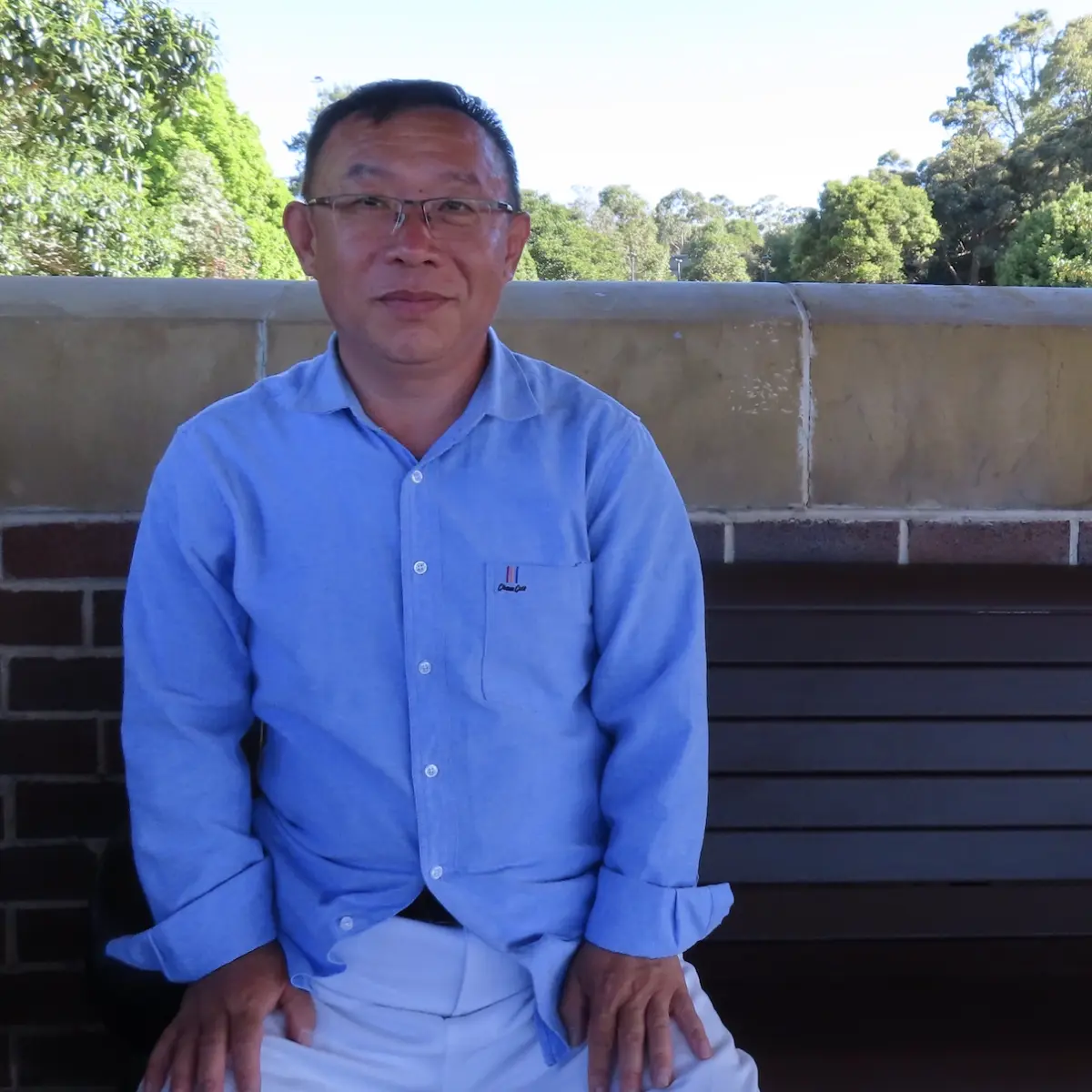 <em>Liu Xueming, un solicitante de asilo en Australia, relató lo que aprendió de un especialista en enfermedades de la córnea en China a The Epoch Times el 11 de octubre de 2025. (Cindy Li/The Epoch Times)</em>