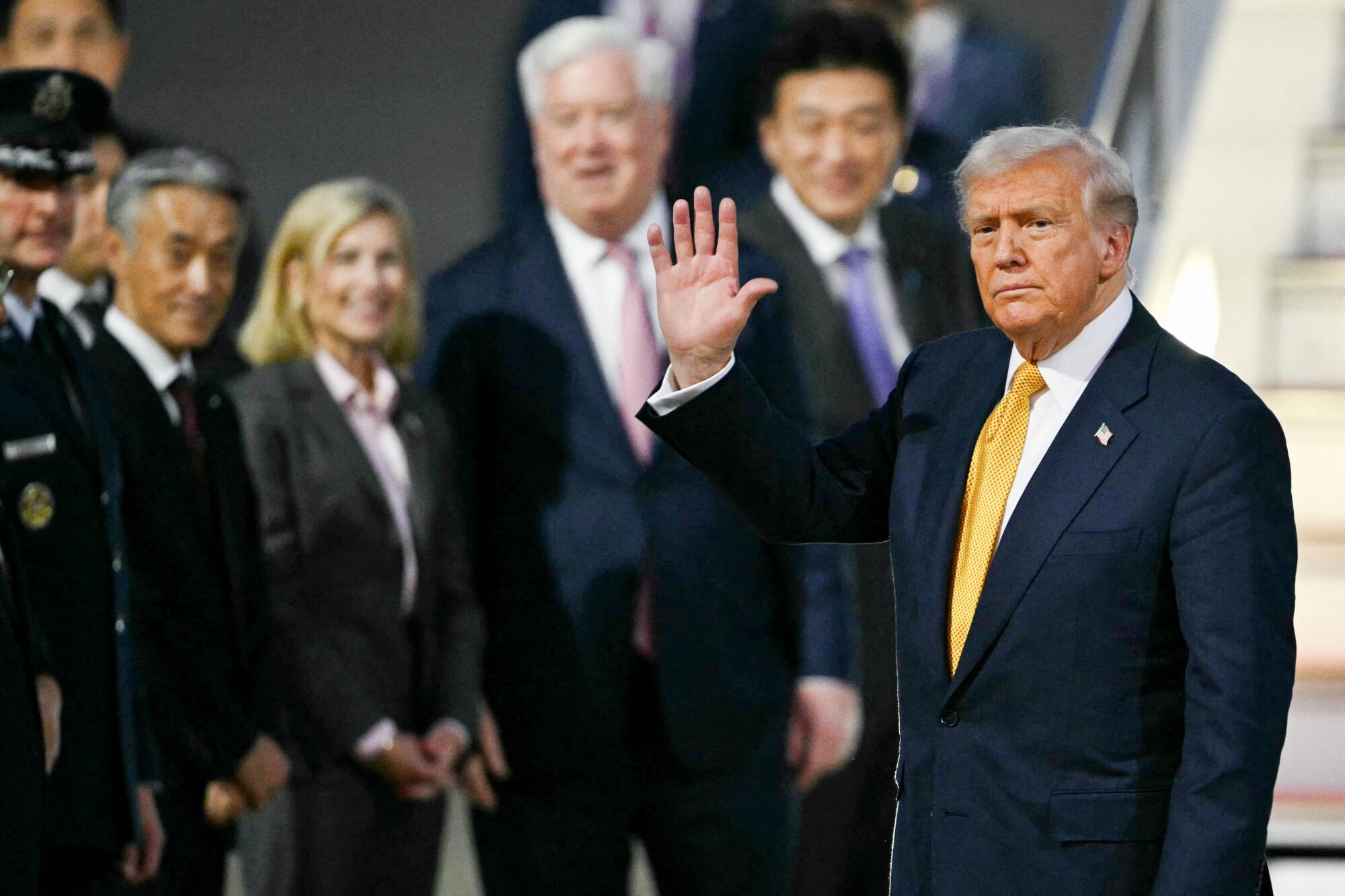 El presidente Trump llega al aeropuerto Haneda de Tokio el 27 de octubre de 2025. (Philip Fong/AFP vía Getty Images).
