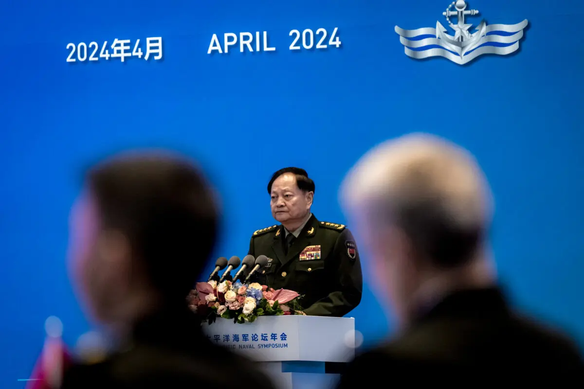 El general Zhang Youxia, vicepresidente de la Comisión Militar Central, habla en la inauguración del Simposio Naval del Pacífico Occidental en Qingdao, China, el 22 de abril de 2024. Según fuentes internas, Zhang y Xi Jinping han discrepado en importantes cuestiones políticas en los últimos años. (Kevin Frayer/Getty Images)