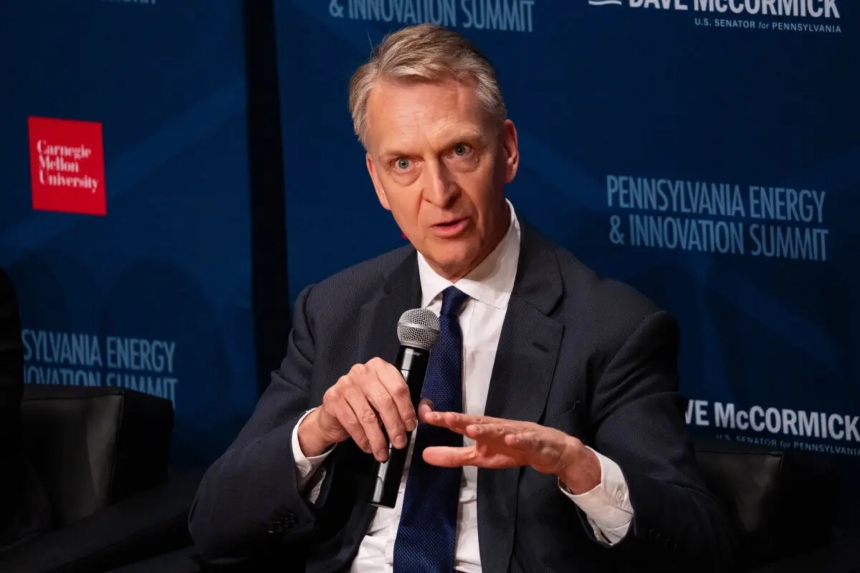 El director ejecutivo de Brookfield Asset Management, Bruce Flatt, habla en la Cumbre de Energía e Innovación de Pensilvania en la Universidad Carnegie Mellon de Pittsburgh, el 15 de julio de 2025. (Samira Bouaou/The Epoch Times)