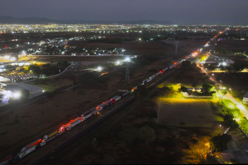 Fotografía aérea que muestra vehículos de carga estacionados durante un bloqueo de agricultores en la carretera que comunica de León a Aguascalientes este martes, en León, México. (EFE/ Luis Ramírez)
