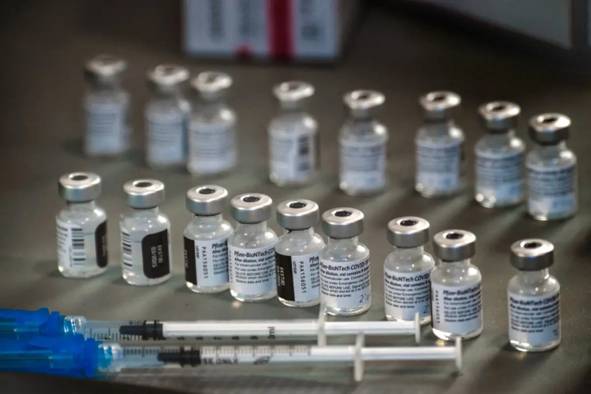 Jeringas y viales de la vacuna contra la COVID-19 de Pfizer-BioNTech preparados para ser administrados a los trabajadores sanitarios en un centro de vacunación drive-up en Reno, Nevada, el 17 de diciembre de 2020. (Patrick T. Fallon/AFP a través de Getty Images)