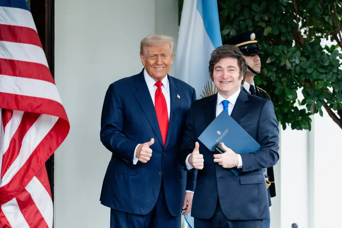 El presidente de Estados Unidos, Donald Trump, saluda al presidente argentino Javier Milei en la Casa Blanca el 14 de octubre de 2025. (Madalina Kilroy/The Epoch Times).