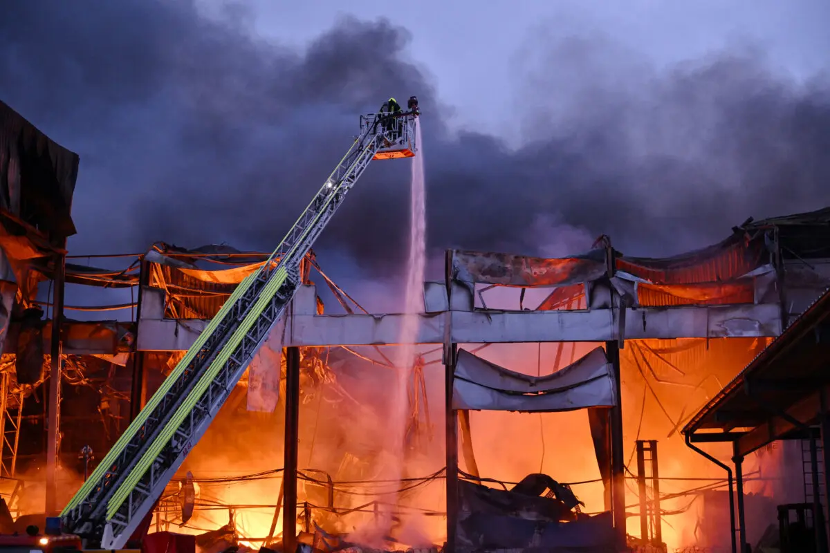 Los bomberos ucranianos extinguen un incendio en un almacén de alimentos tras un ataque con misiles rusos en Kiev el 25 de octubre de 2025, en medio del conflicto entre Rusia y Ucrania. (Genya Savilov/AFP a través de Getty Images).