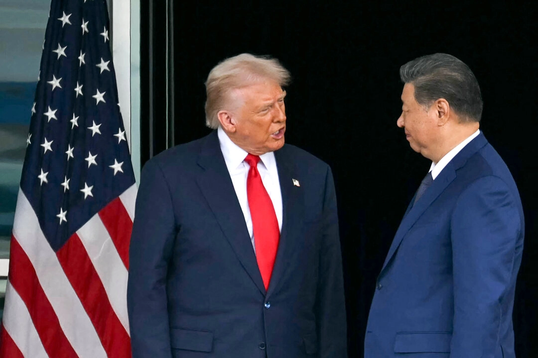 El presidente estadounidense Donald Trump (izq.) y el líder chino Xi Jinping se retiran tras sus conversaciones en la base aérea de Gimhae en Busan, Corea del Sur, el 30 de octubre de 2025. (Andrew Caballero-Reynolds/AFP vía Getty Images)