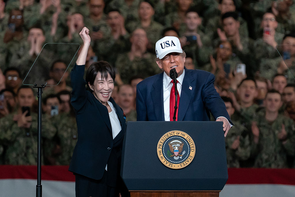 La primera ministra japonesa, Sanae Takaichi (izquierda), levanta el puño mientras el presidente estadounidense, Donald Trump (derecha), habla a bordo del USS George Washington el 28 de octubre de 2025 en Yokosuka, Japón. (Tomohiro Ohsumi/Getty Images)