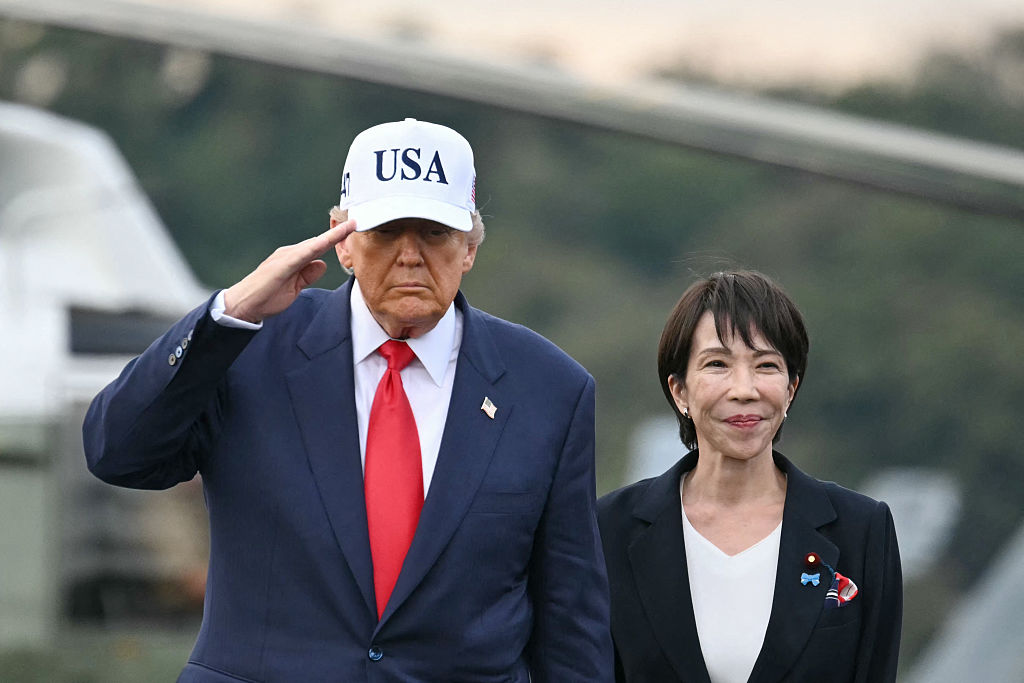 El presidente de Estados Unidos, Donald Trump (izquierda), y la primera ministra de Japón, Sanae Takaichi, llegan a bordo del portaaviones USS George Washington de la Marina de Estados Unidos en la base naval estadounidense de Yokosuka el 28 de octubre de 2025. (ANDREW CABALLERO-REYNOLDS/AFP vía Getty Images)