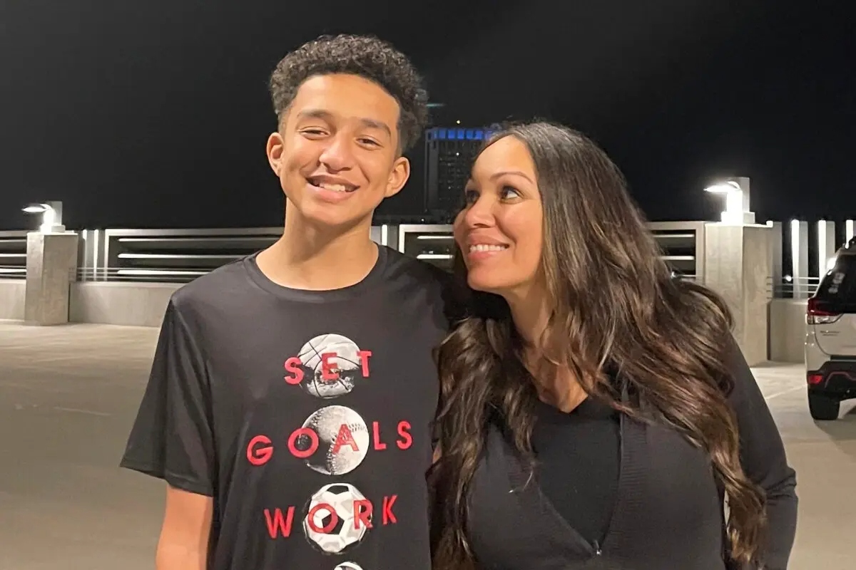 Megan García junto a su hijo Sewell Setzer III en una foto sin fecha. (Cortesía de Megan García a través de AP)